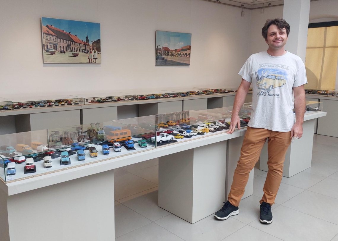 Wystawa modeli samochodów z czasów PRL-u w Muzeum Okręgowym w Sieradzu