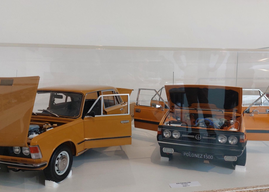 Wystawa modeli samochodów z czasów PRL-u w Muzeum Okręgowym w Sieradzu