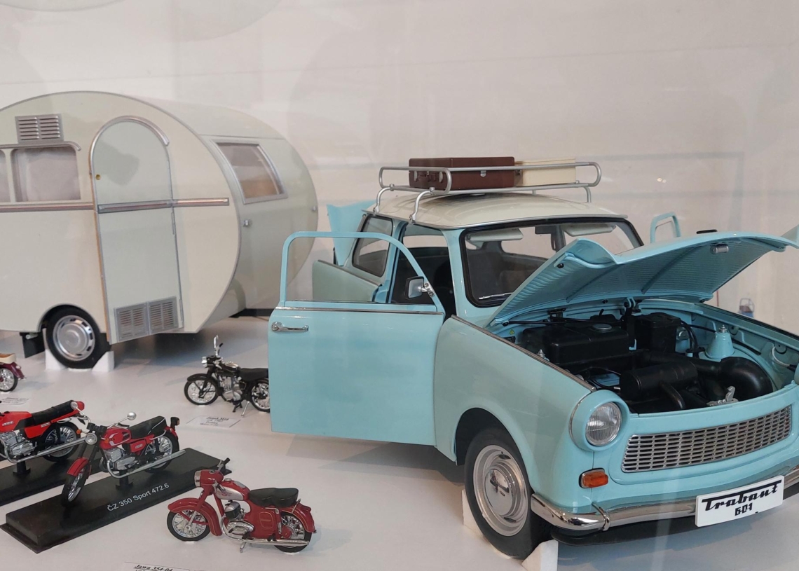 Wystawa modeli samochodów z czasów PRL-u w Muzeum Okręgowym w Sieradzu