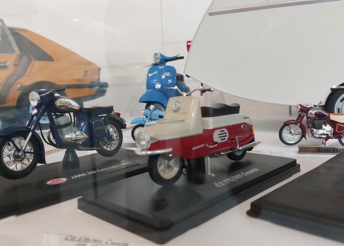 Wystawa modeli samochodów z czasów PRL-u w Muzeum Okręgowym w Sieradzu