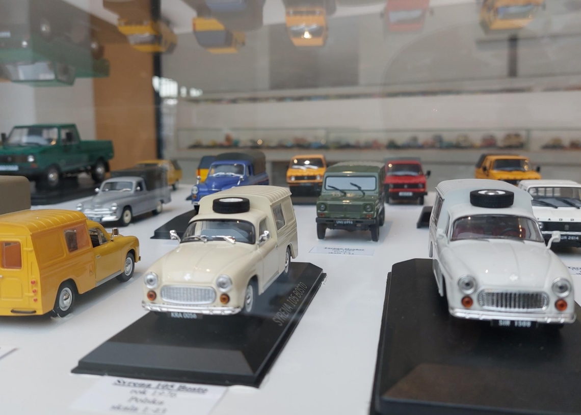 Wystawa modeli samochodów z czasów PRL-u w Muzeum Okręgowym w Sieradzu