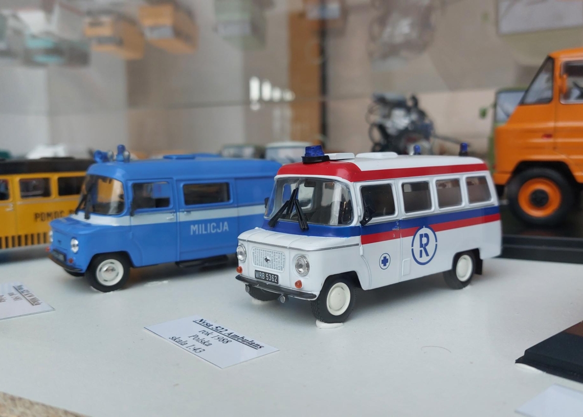 Wystawa modeli samochodów z czasów PRL-u w Muzeum Okręgowym w Sieradzu