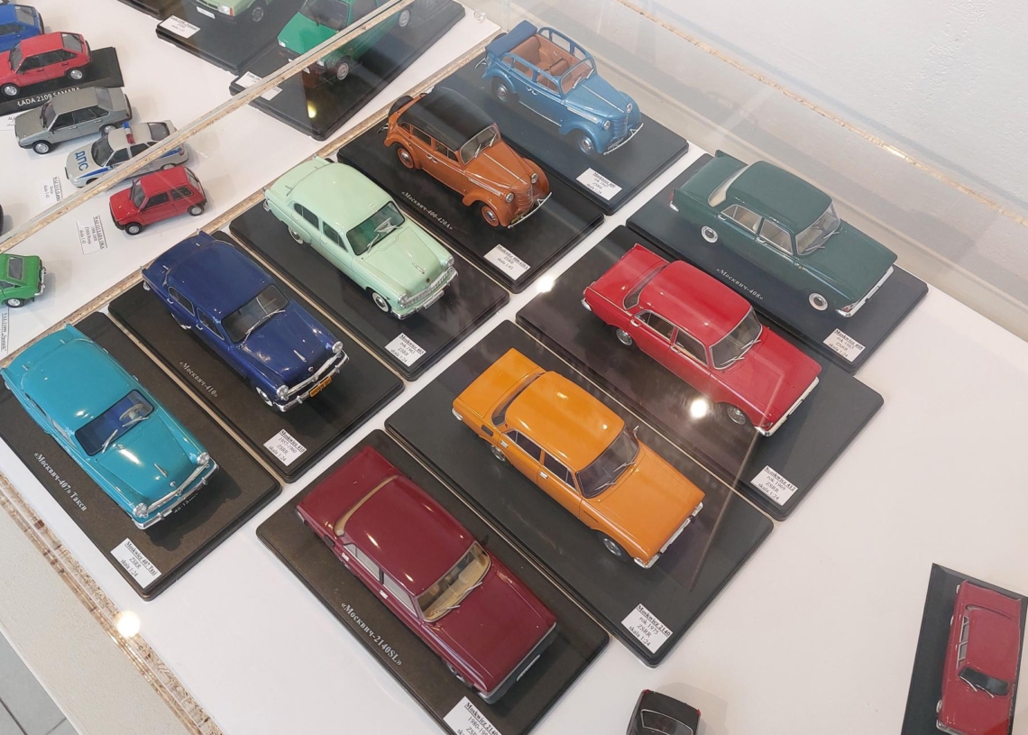 Wystawa modeli samochodów z czasów PRL-u w Muzeum Okręgowym w Sieradzu