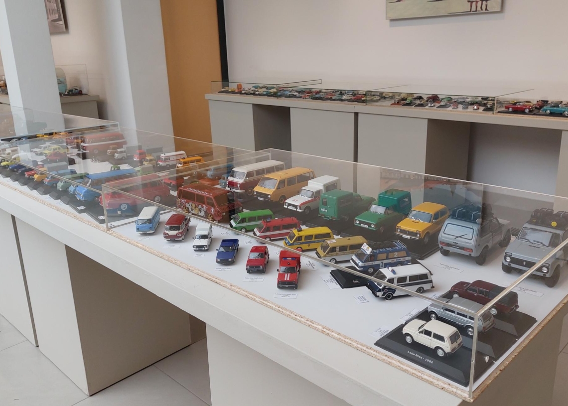 Wystawa modeli samochodów z czasów PRL-u w Muzeum Okręgowym w Sieradzu