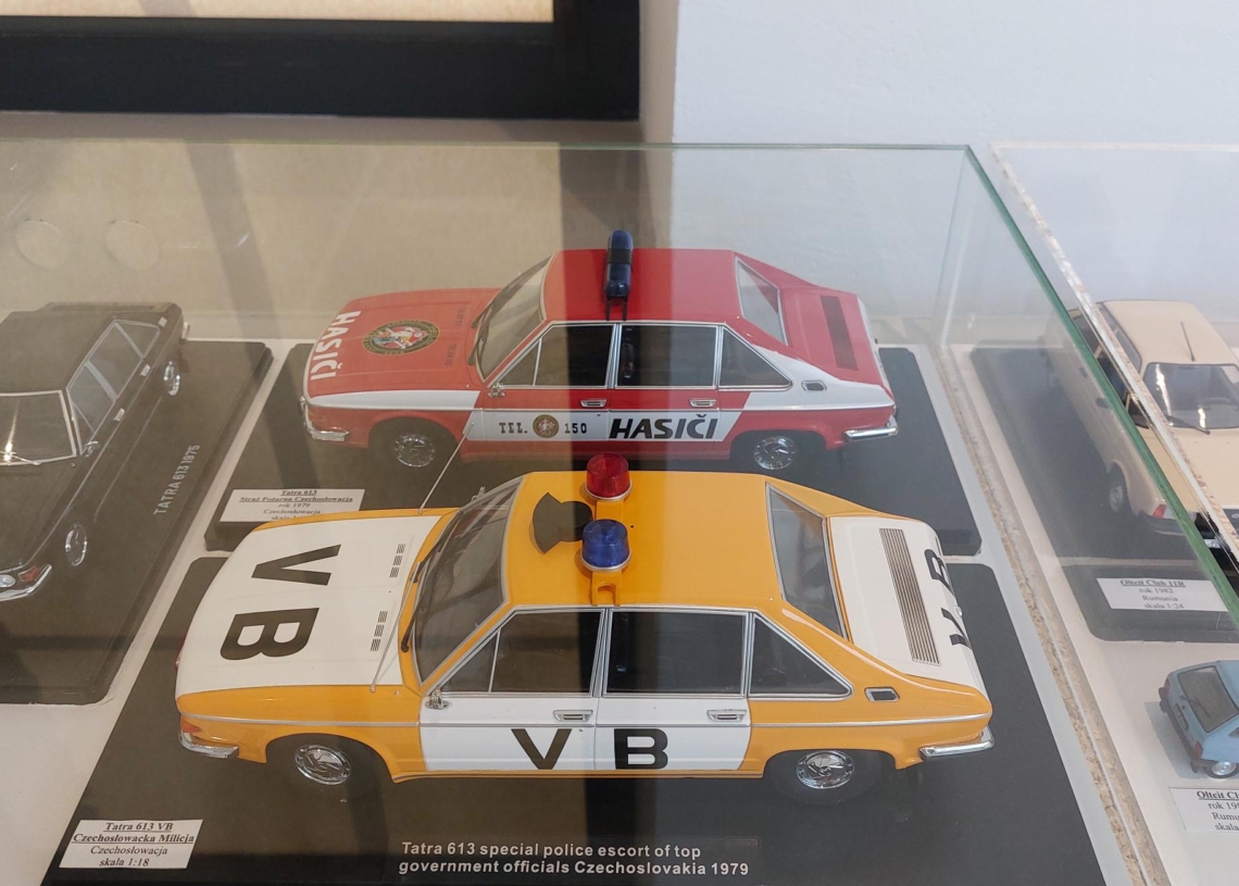 Wystawa modeli samochodów z czasów PRL-u w Muzeum Okręgowym w Sieradzu