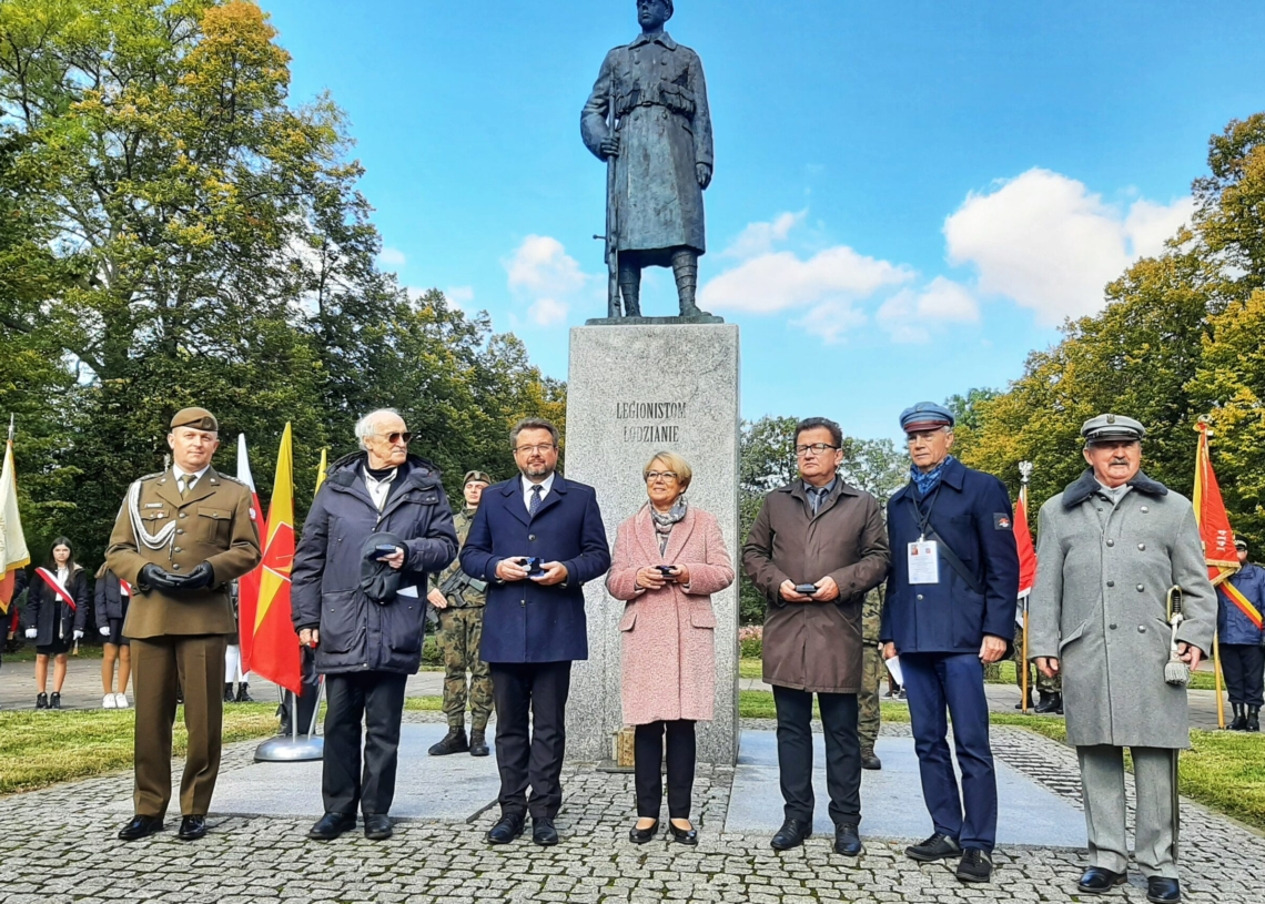 Apel członków Związku Legionistów Polskich i Ich Rodzin przed pomnikiem Legionisty w Łodzi