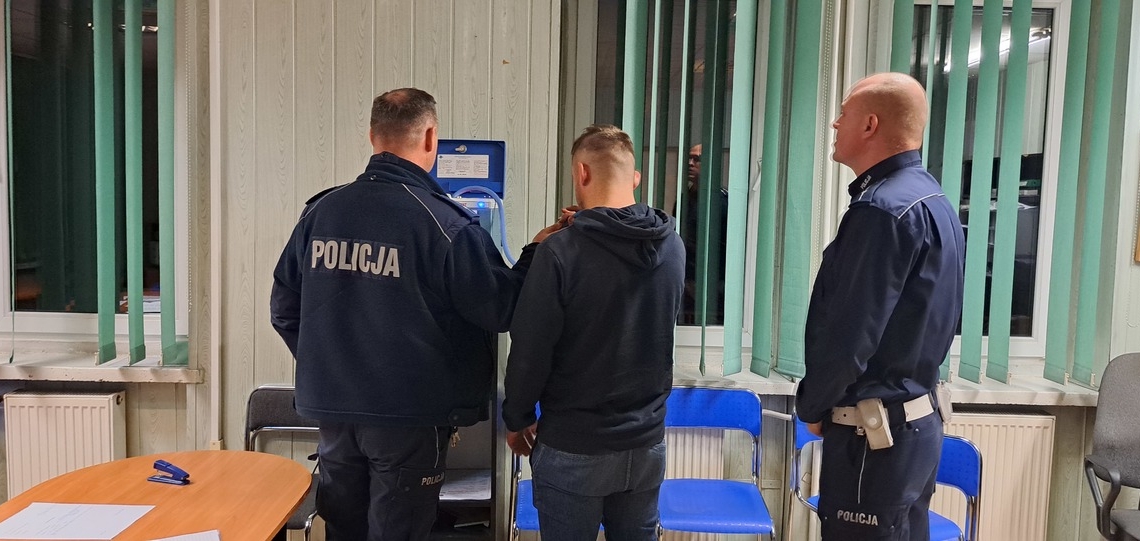 Pijany kierowca wjechał do rowu, chciał zatrzeć ślady, ale... zostawił tablice rejestracyjne 1 Pijany kierowca wjechał do rowu, chciał zatrzeć ślady, ale... zostawił tablice rejestracyjne