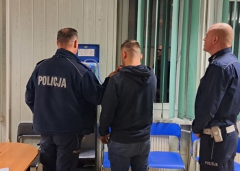 Pijany kierowca wjechał do rowu, chciał zatrzeć ślady, ale... zostawił tablice rejestracyjne
