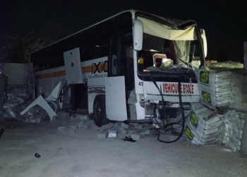 18-latek ukradł autobus i rozbił go na sąsiedniej posesji