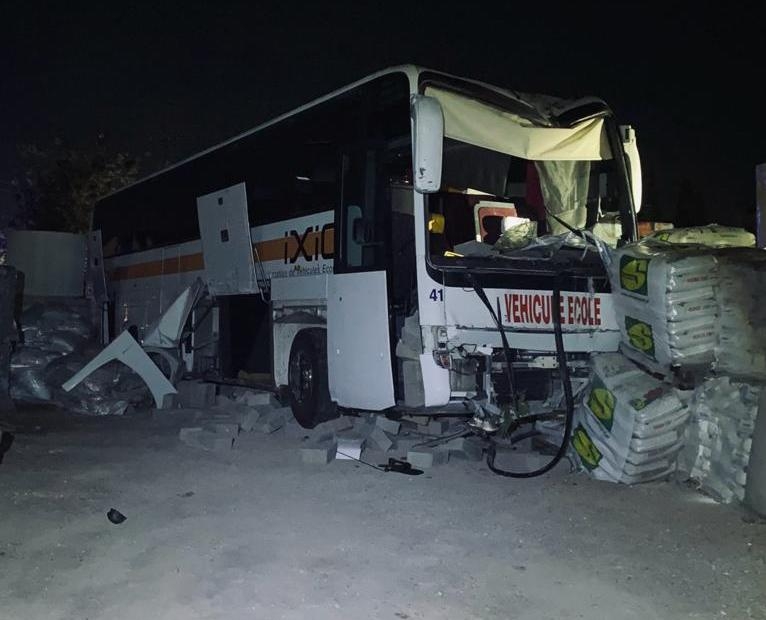 18-latek ukradł autobus i rozbił go na sąsiedniej posesji 1 18-latek ukradł autobus i rozbił go na sąsiedniej posesji