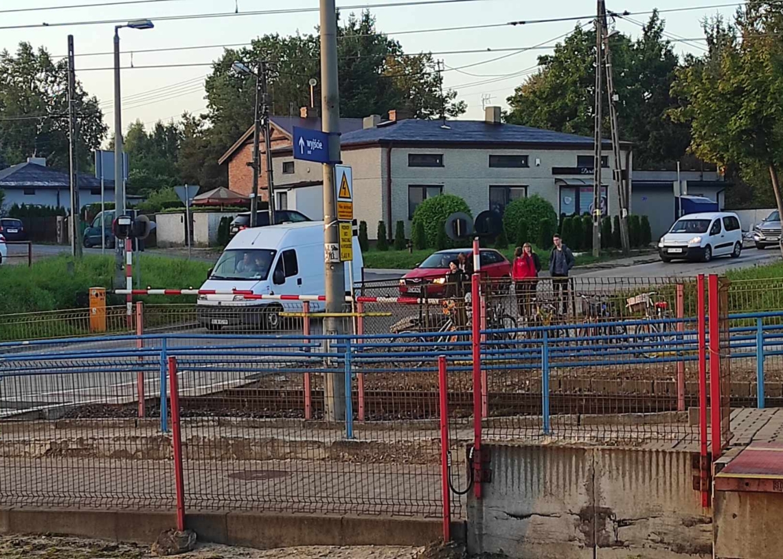 kładki nad przejazdem kolejowym w Justynowie