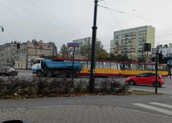 Zderzenie tramwaju i ciężarówki na ul. Dąbrowskiego w Łodzi