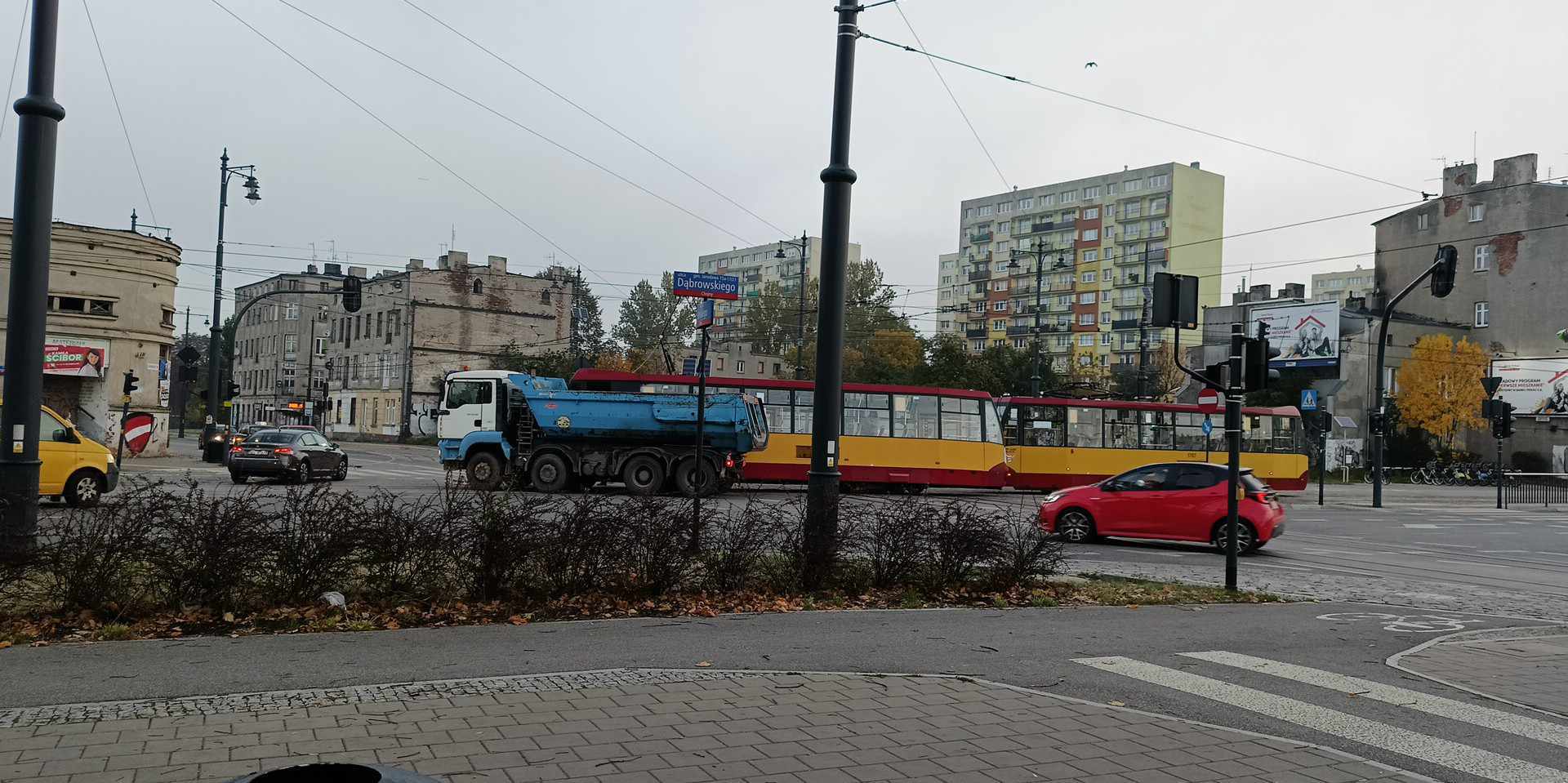 Zderzenie tramwaju i ciężarówki na ul. Dąbrowskiego w Łodzi