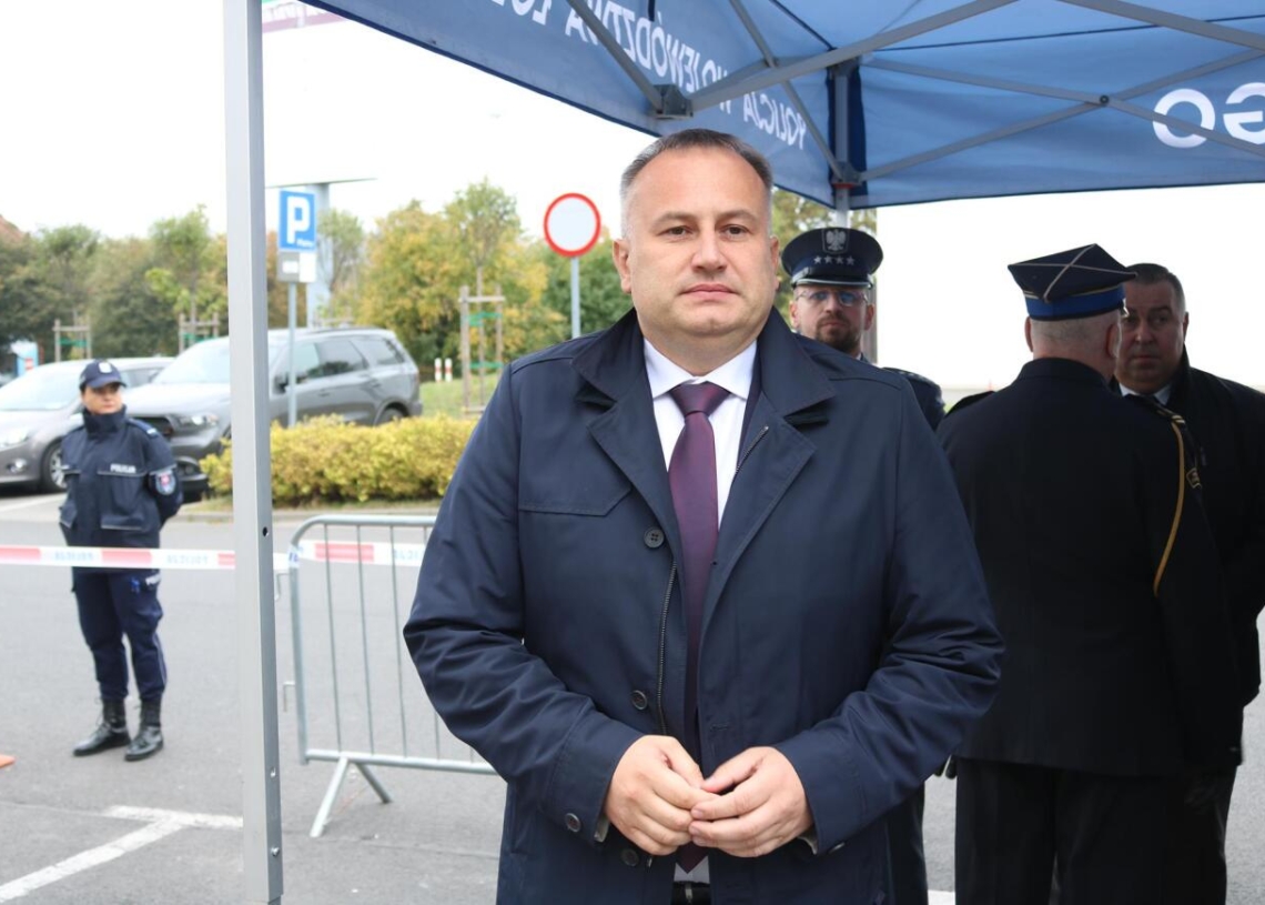 Piotrków Trybunalski: odsłonięto tablicę upamiętniającą funkcjonariuszy Policji Państwowej II RP