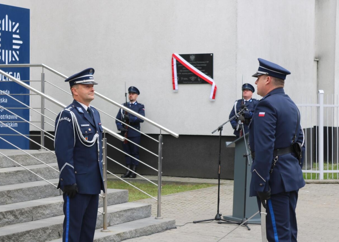 Piotrków Trybunalski: odsłonięto tablicę upamiętniającą funkcjonariuszy Policji Państwowej II RP