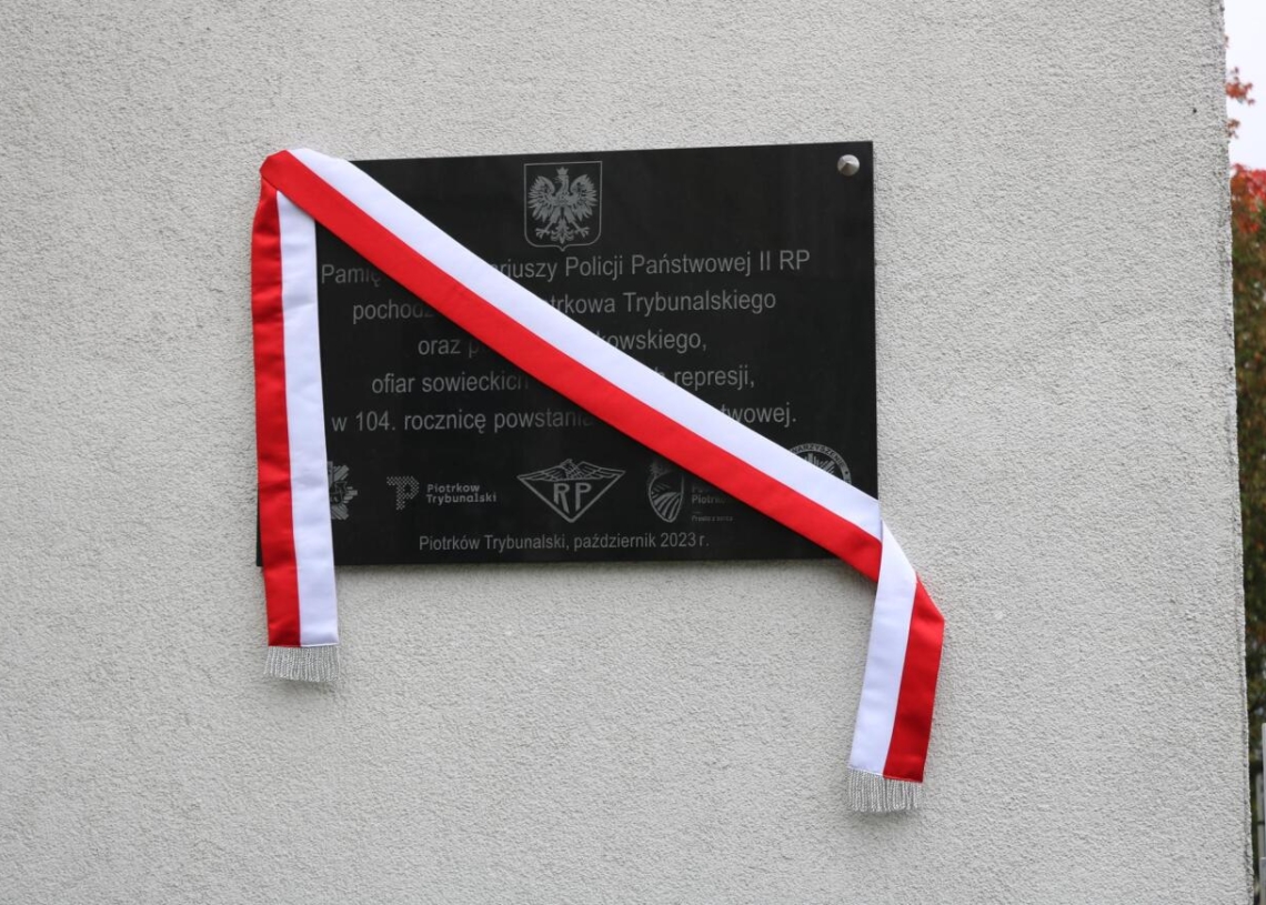 Piotrków Trybunalski: odsłonięto tablicę upamiętniającą funkcjonariuszy Policji Państwowej II RP