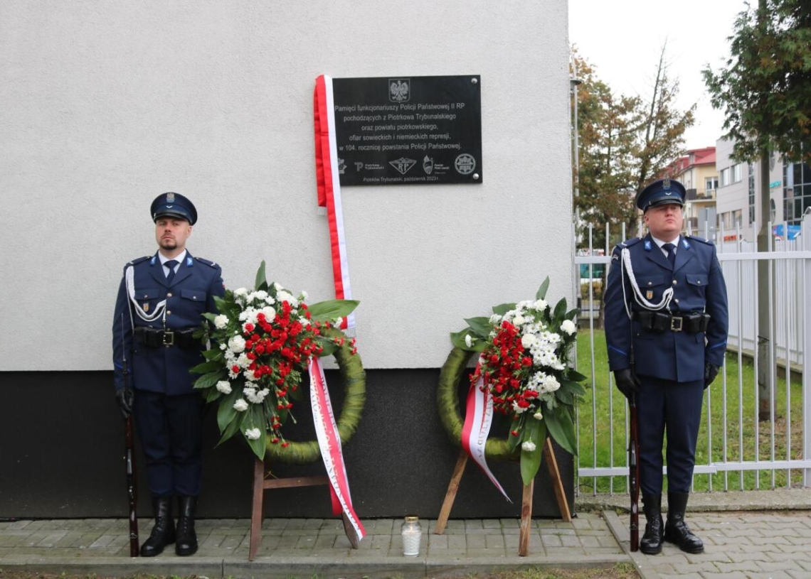 Piotrków Trybunalski: odsłonięto tablicę upamiętniającą funkcjonariuszy Policji Państwowej II RP