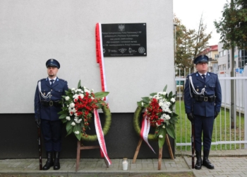 Piotrków Trybunalski: odsłonięto tablicę upamiętniającą funkcjonariuszy Policji Państwowej II RP