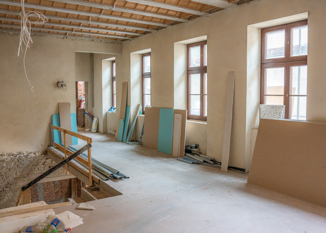 Rewitalizacja przy ul. Piotrkowskiej 118 – trwa remont elewacji frontowej
