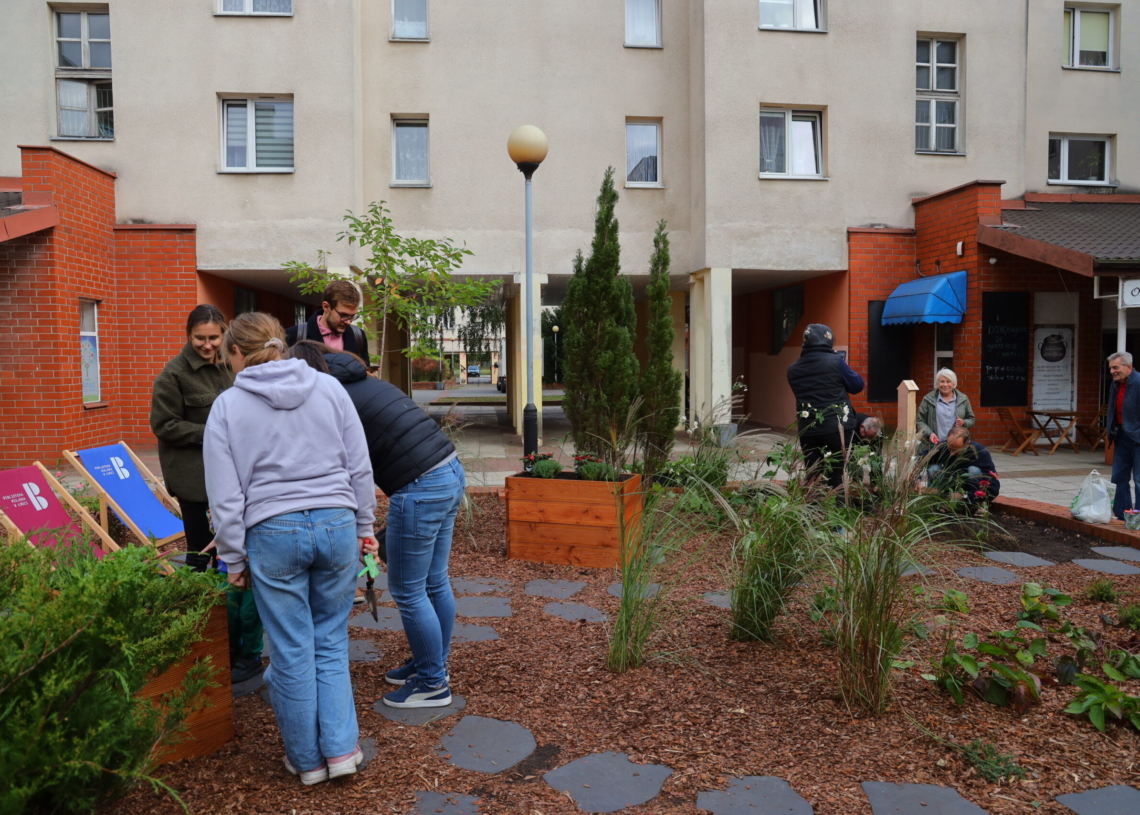 Mieszkańcy Janowa stworzyli przy bibliotece teren rekreacyjny