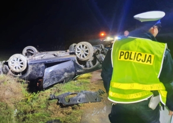 Wypadek w Górce. Dachowało auto prowadzone przez pijanego kierowcę