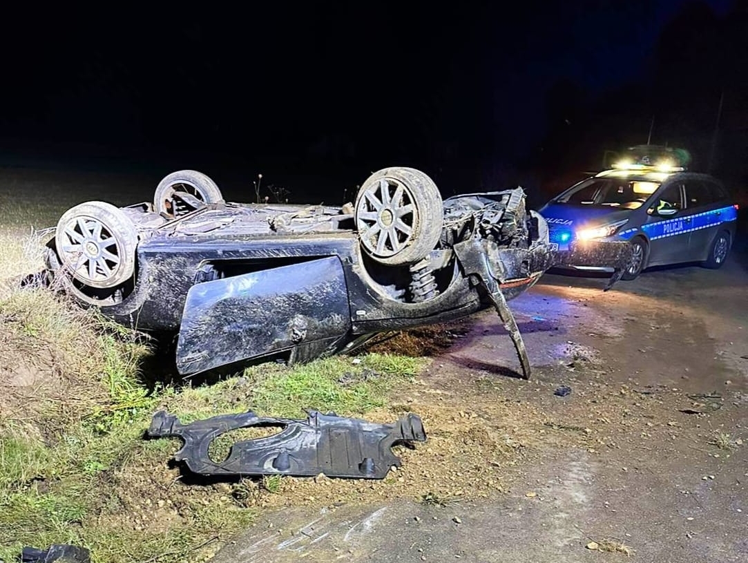 Wypadek w Górce. Dachowało auto prowadzone przez pijanego kierowcę