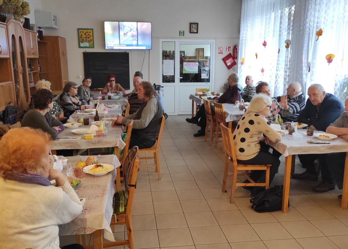 60 pensjonariuszy z dwóch bałuckich domów dziennego pobytu otrzymało własnoręcznie zdobione kubki [ZDJĘCIA]