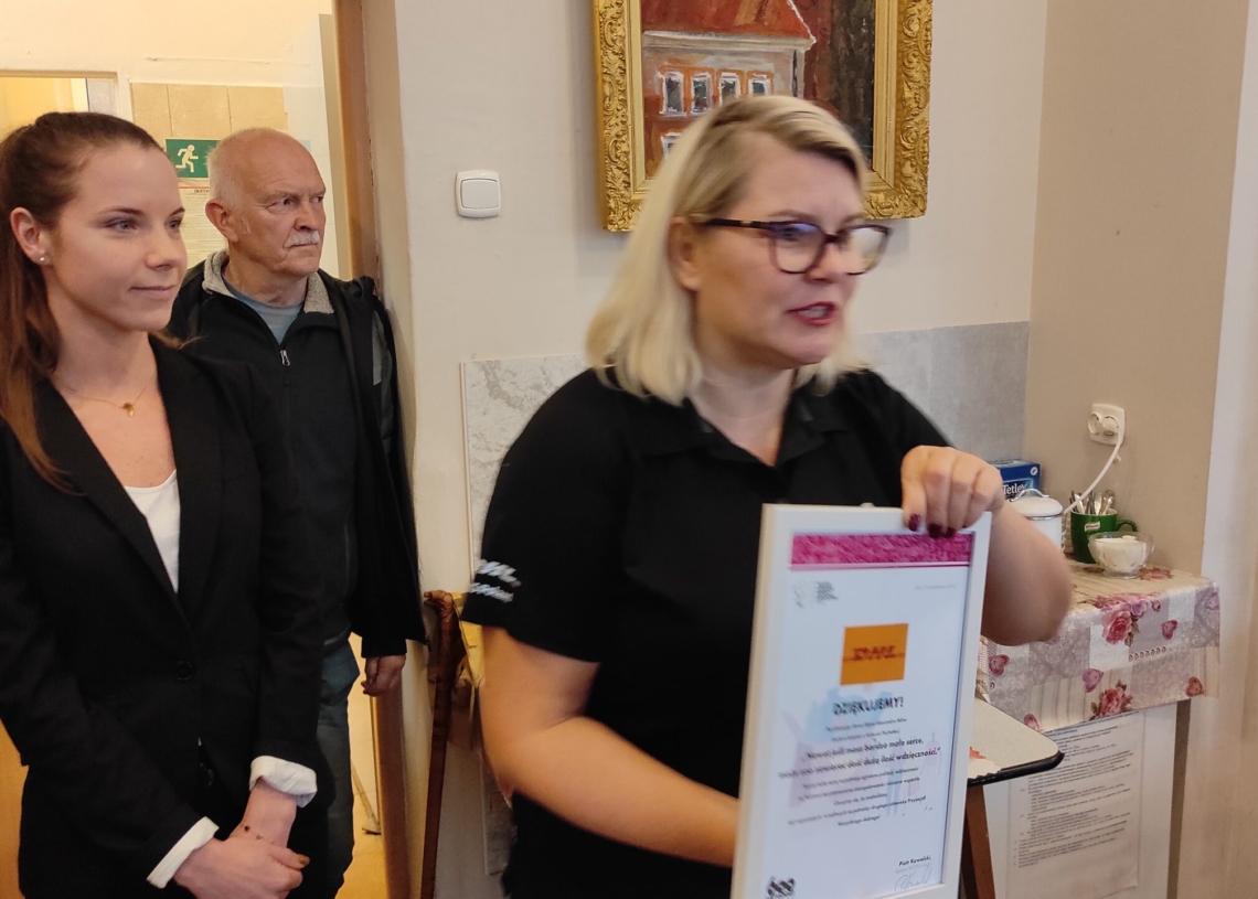 60 pensjonariuszy z dwóch bałuckich domów dziennego pobytu otrzymało własnoręcznie zdobione kubki [ZDJĘCIA]