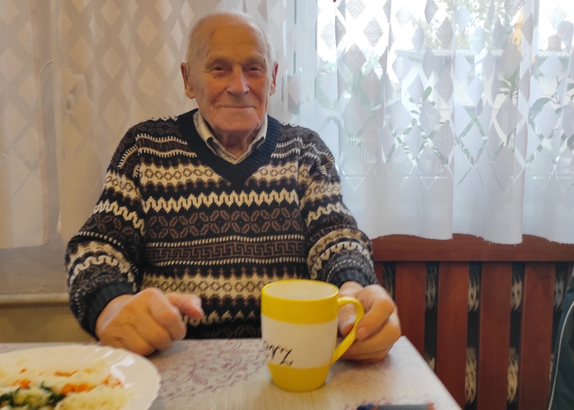 60 pensjonariuszy z dwóch bałuckich domów dziennego pobytu otrzymało własnoręcznie zdobione kubki [ZDJĘCIA]