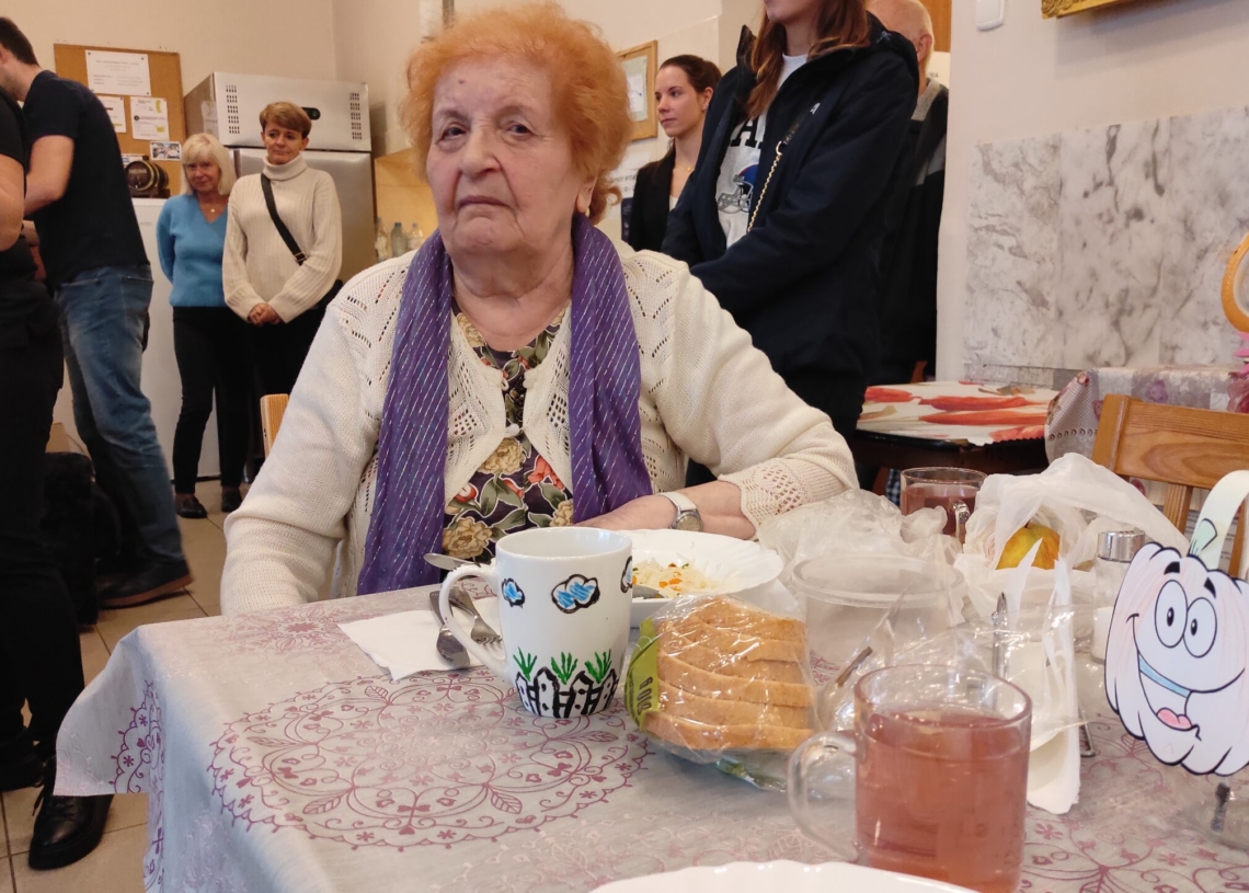 60 pensjonariuszy z dwóch bałuckich domów dziennego pobytu otrzymało własnoręcznie zdobione kubki [ZDJĘCIA]