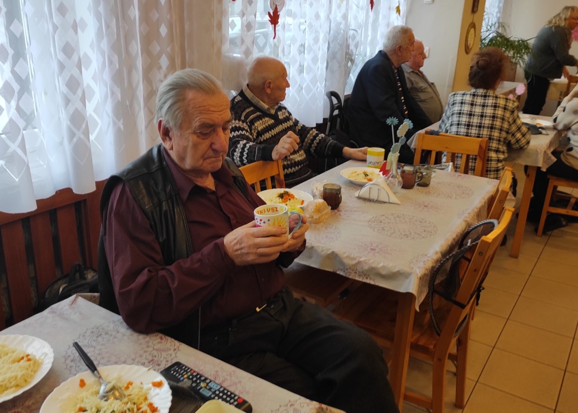 60 pensjonariuszy z dwóch bałuckich domów dziennego pobytu otrzymało własnoręcznie zdobione kubki [ZDJĘCIA]