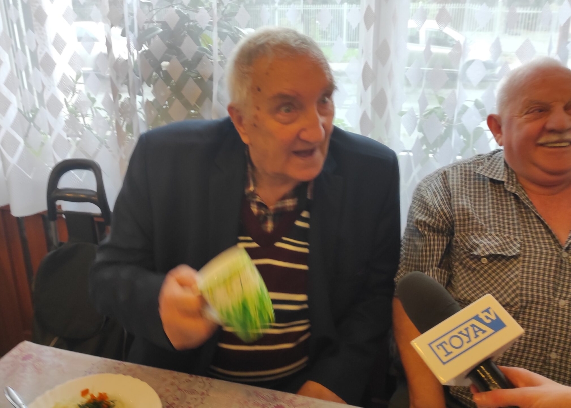 60 pensjonariuszy z dwóch bałuckich domów dziennego pobytu otrzymało własnoręcznie zdobione kubki [ZDJĘCIA]