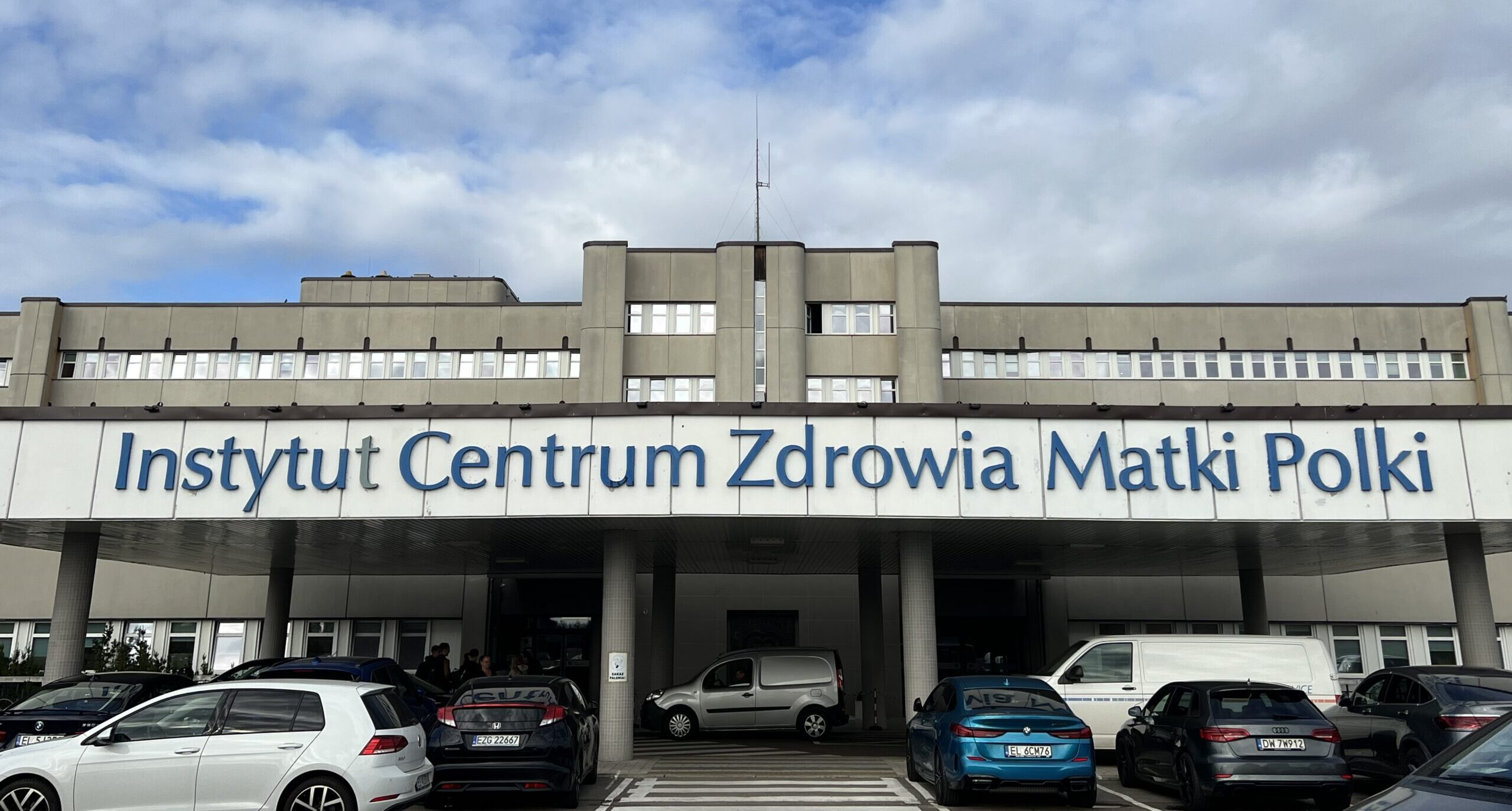 Zalany sprzęt w Centrum Zdrowia Matki Polki. Szpital uspokaja pacjentów