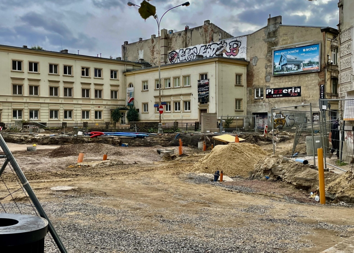 Przebudowa ul. Legionów trwa już 10 miesięcy. Ułożono fragmenty torowiska [ZDJĘCIA+WIDEO]
