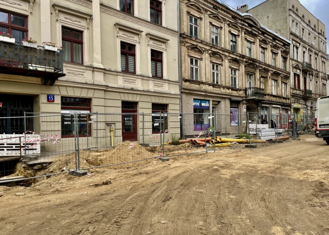 Przebudowa ul. Legionów trwa już 10 miesięcy. Ułożono fragmenty torowiska [ZDJĘCIA+WIDEO]
