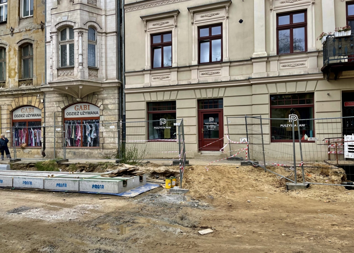 Przebudowa ul. Legionów trwa już 10 miesięcy. Ułożono fragmenty torowiska [ZDJĘCIA+WIDEO]