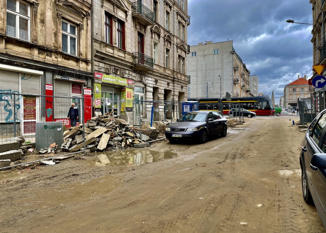 Przebudowa ul. Legionów trwa już 10 miesięcy. Ułożono fragmenty torowiska [ZDJĘCIA+WIDEO]