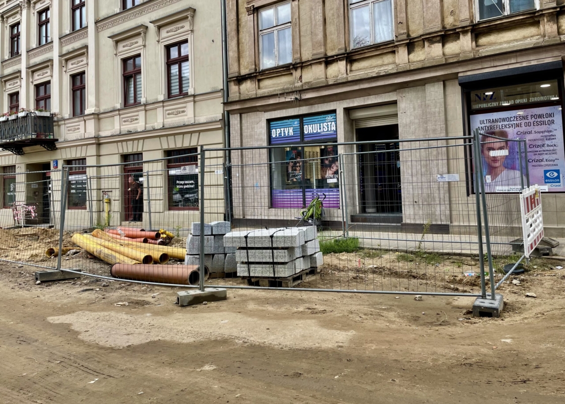 Przebudowa ul. Legionów trwa już 10 miesięcy. Ułożono fragmenty torowiska [ZDJĘCIA+WIDEO]