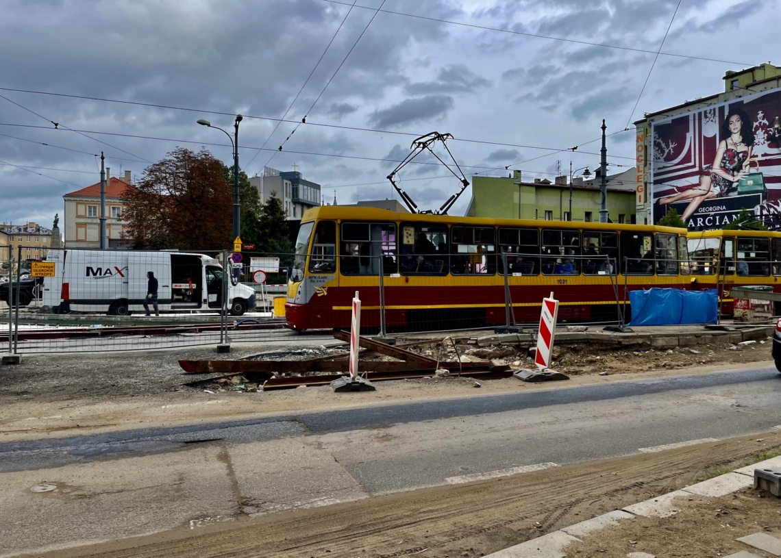 Przebudowa ul. Legionów trwa już 10 miesięcy. Ułożono fragmenty torowiska [ZDJĘCIA+WIDEO]