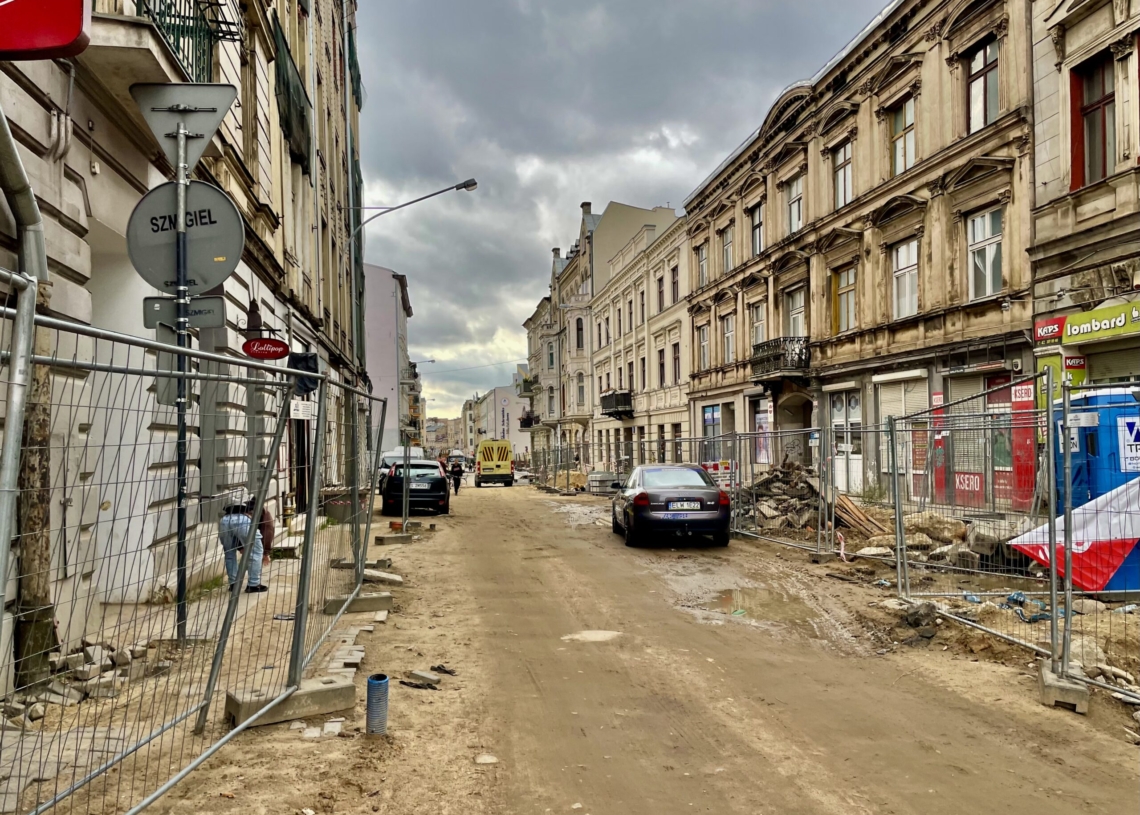 Przebudowa ul. Legionów trwa już 10 miesięcy. Ułożono fragmenty torowiska [ZDJĘCIA+WIDEO]
