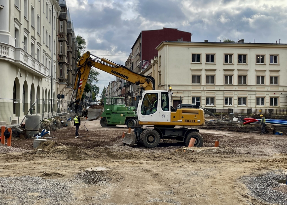 Przebudowa ul. Legionów trwa już 10 miesięcy. Ułożono fragmenty torowiska [ZDJĘCIA+WIDEO]