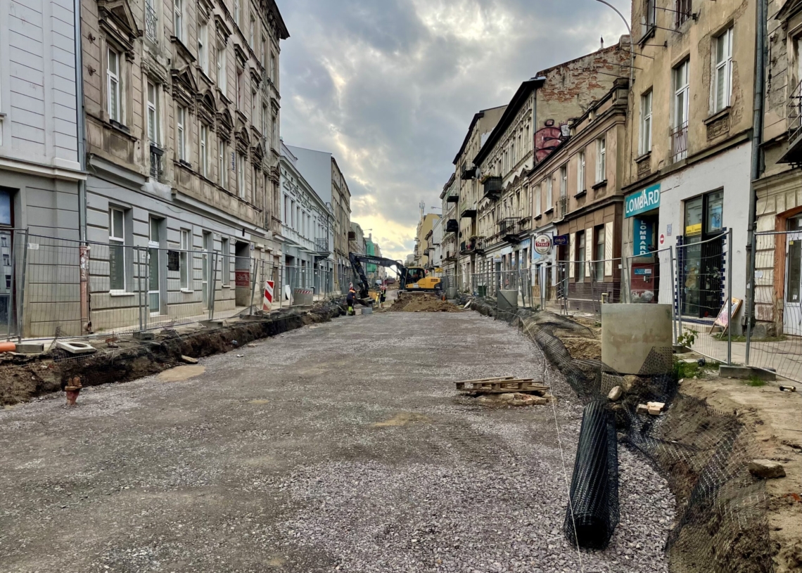 Przebudowa ul. Legionów trwa już 10 miesięcy. Ułożono fragmenty torowiska [ZDJĘCIA+WIDEO]