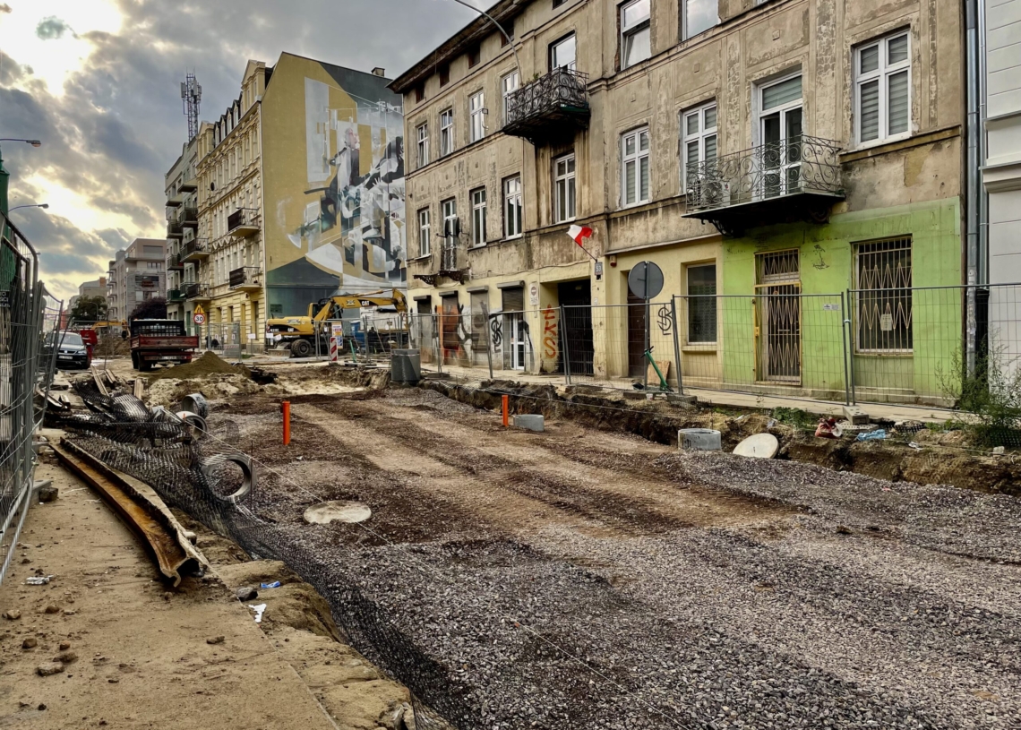 Przebudowa ul. Legionów trwa już 10 miesięcy. Ułożono fragmenty torowiska [ZDJĘCIA+WIDEO]