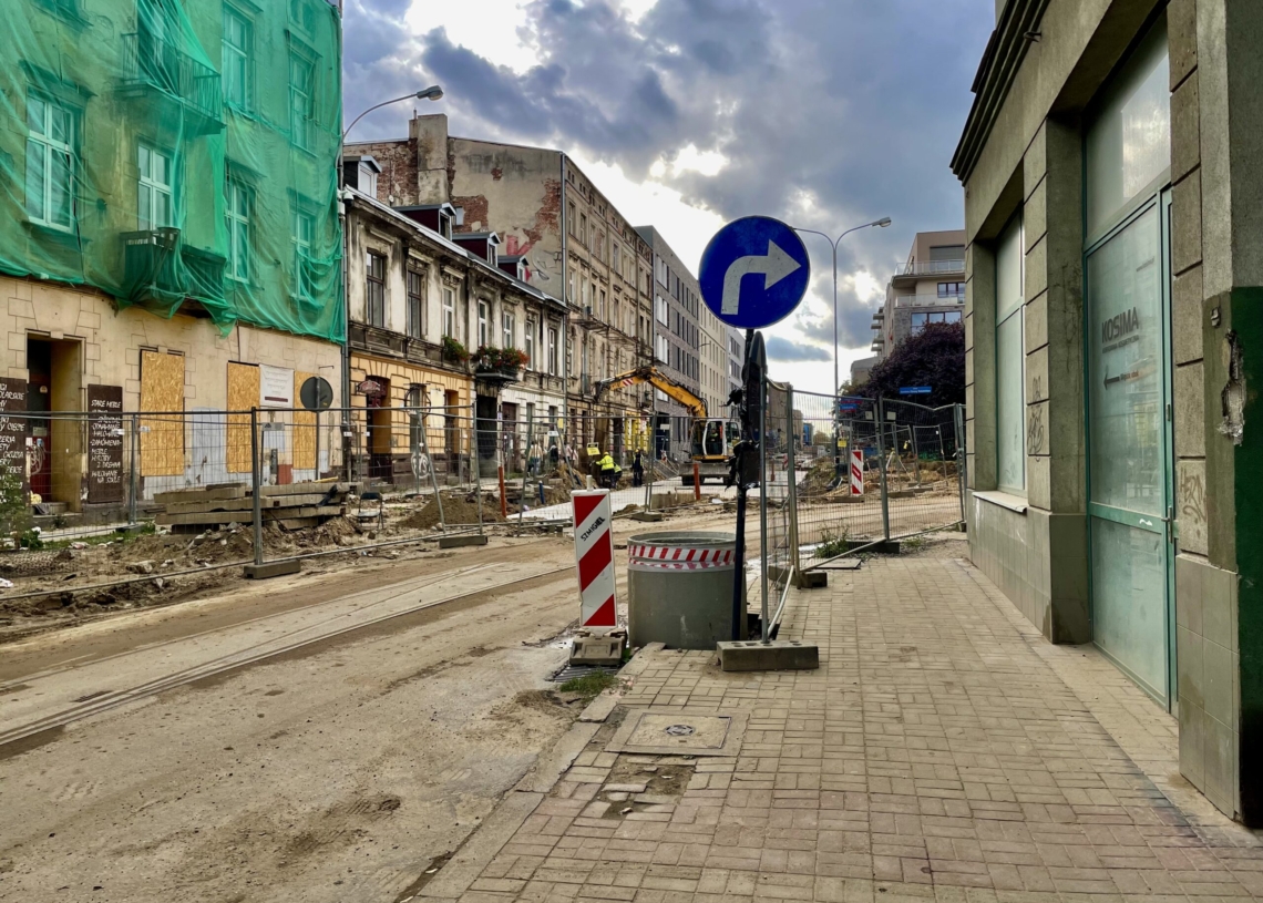 Przebudowa ul. Legionów trwa już 10 miesięcy. Ułożono fragmenty torowiska [ZDJĘCIA+WIDEO]