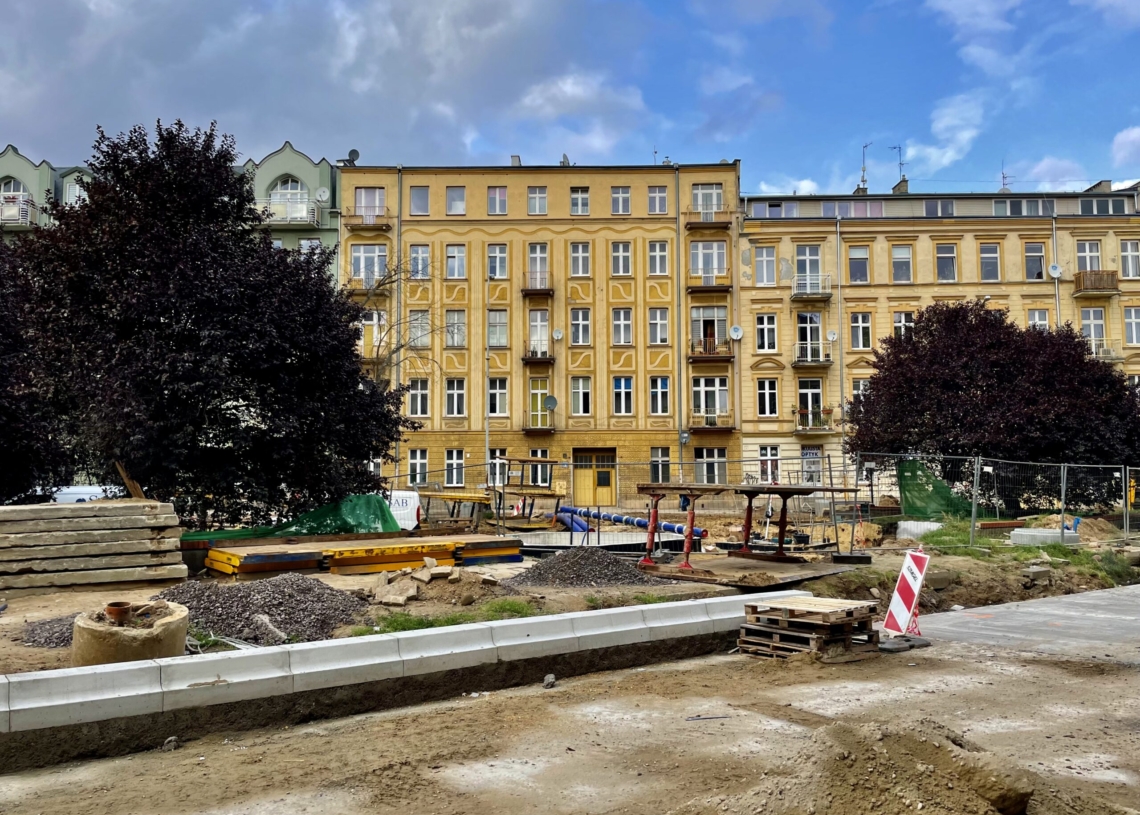 Przebudowa ul. Legionów trwa już 10 miesięcy. Ułożono fragmenty torowiska [ZDJĘCIA+WIDEO]