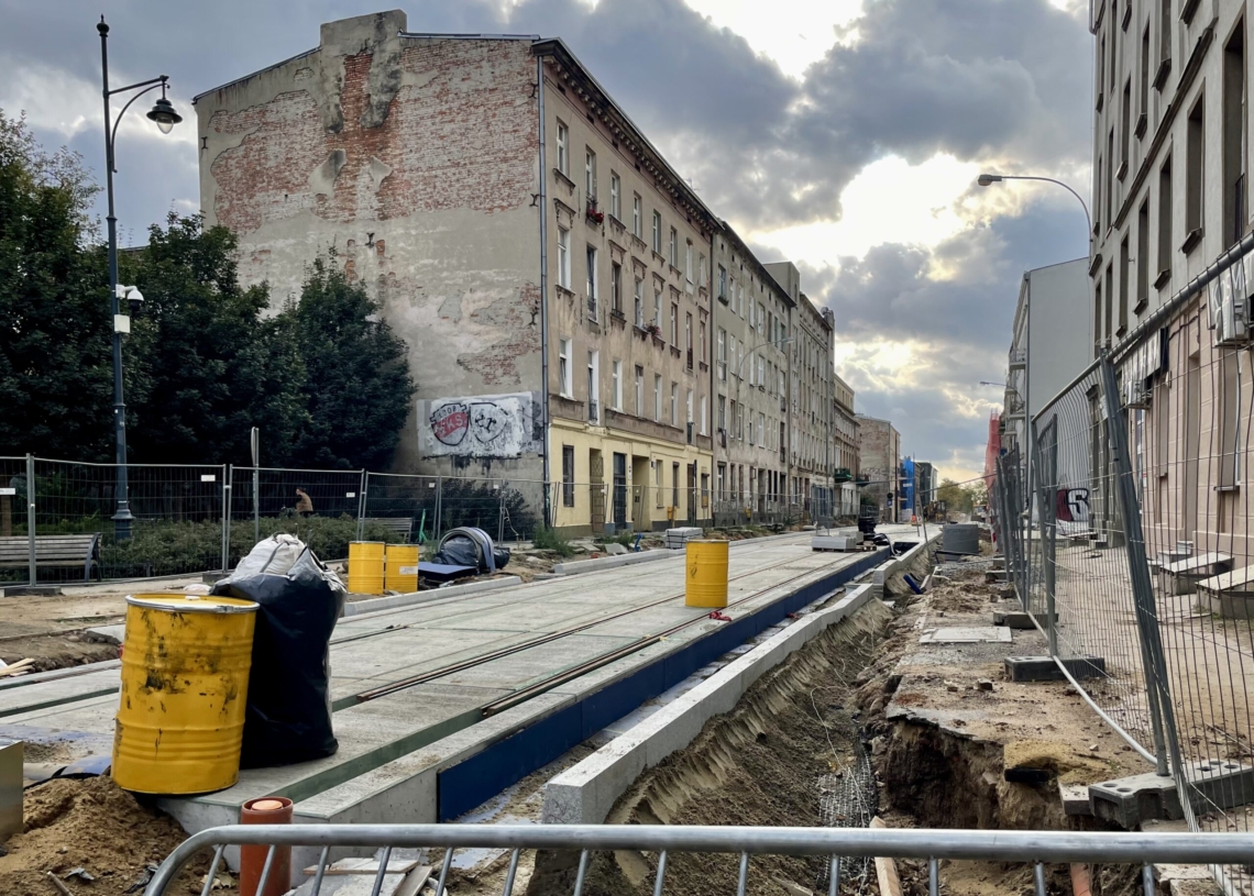 Przebudowa ul. Legionów trwa już 10 miesięcy. Ułożono fragmenty torowiska [ZDJĘCIA+WIDEO]