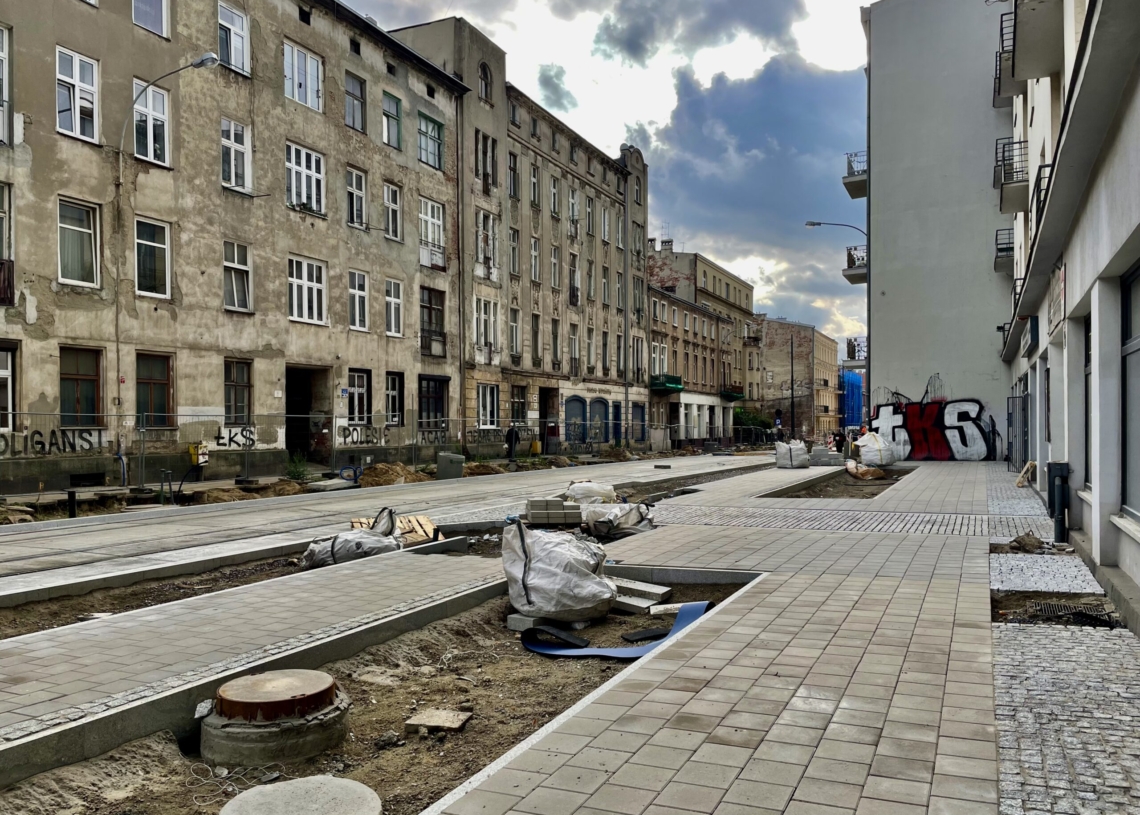 Przebudowa ul. Legionów trwa już 10 miesięcy. Ułożono fragmenty torowiska [ZDJĘCIA+WIDEO]
