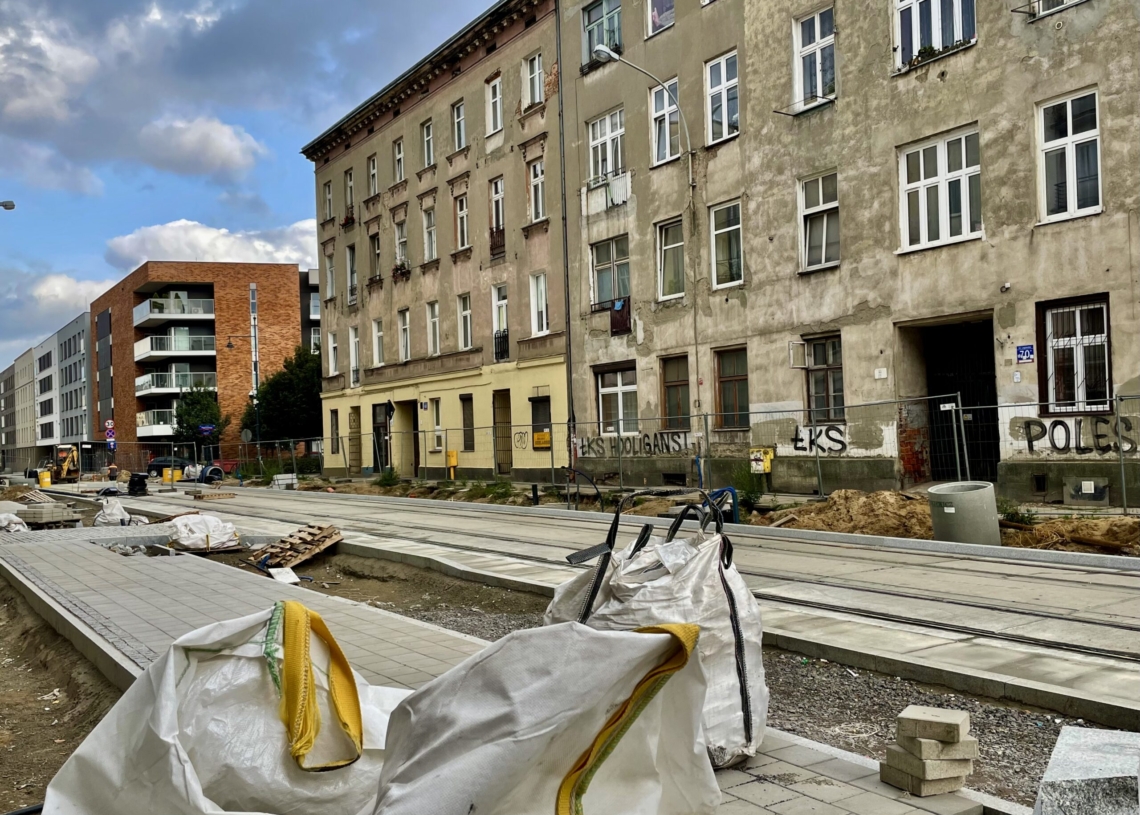 Przebudowa ul. Legionów trwa już 10 miesięcy. Ułożono fragmenty torowiska [ZDJĘCIA+WIDEO]