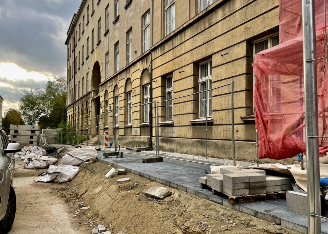 Przebudowa ul. Legionów trwa już 10 miesięcy. Ułożono fragmenty torowiska [ZDJĘCIA+WIDEO]