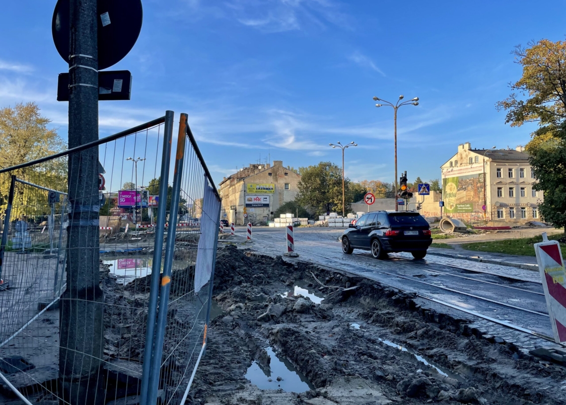 Modernizacja ul. Przybyszewskiego. Na pierwszym odcinku położono pierwszą warstwę nawierzchni [ZDJĘCIA + WIDEO]
